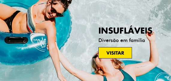 Jovens mulheres em boias numa piscina