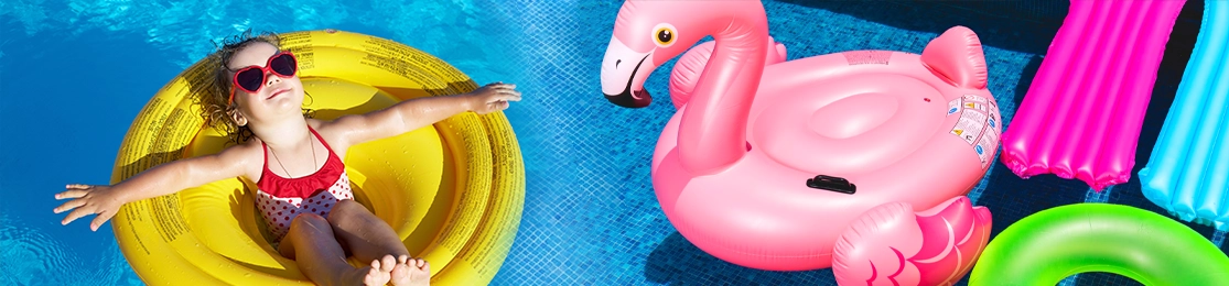 colchoes e boias numa piscina com crianca em boia amarela