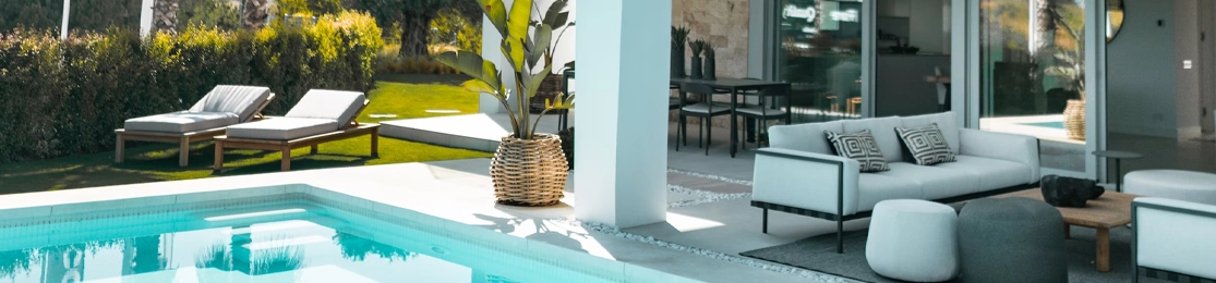 jardim com piscinas, relva, cadeiras e lounge