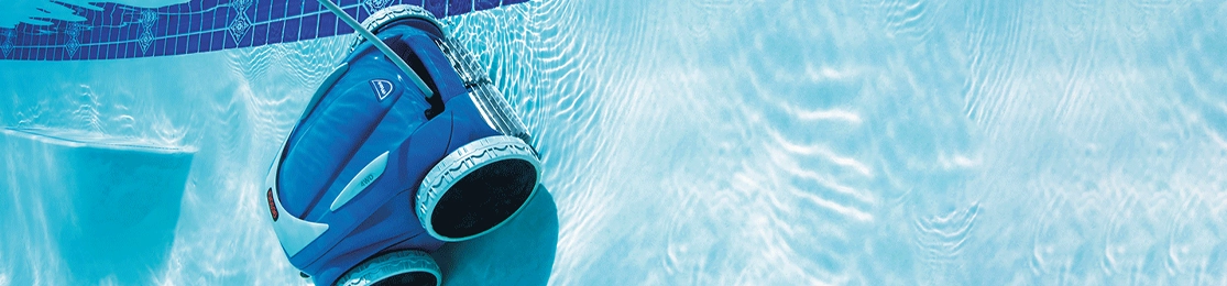robô de piscina a limpar paredes da piscina de baixo de água