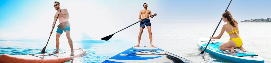 homem em pé numa paddleboard laranja do lado esquerdo, no centro, homem de calções de banho em pé numa paddleboard azul, e no lado direito, mulher ajoelhada em padle board azul clara.
