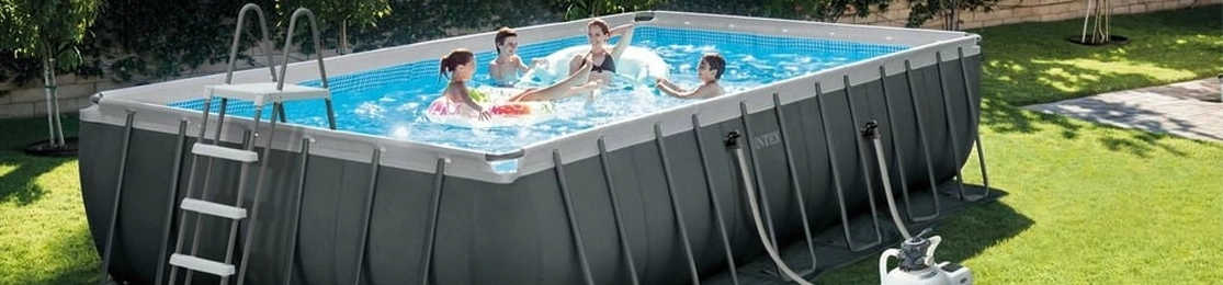 piscina desmontável com familia dentro da água a brincar