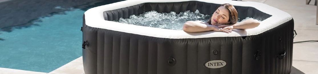 mulher a relaxar dentro de spa insuflável, ao lado de uma piscina