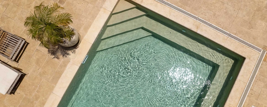 piscina rectangular moderna bege