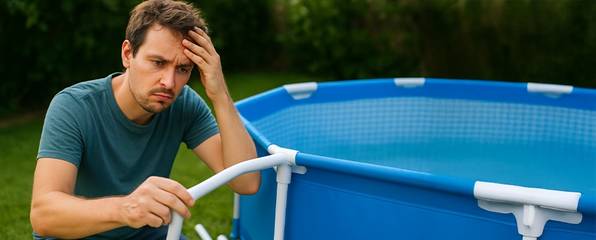 homem confuso a instalar uma piscina desmontavel
