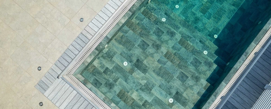piscina rectangular moderna cor pedra esmeralda