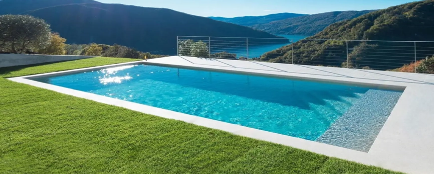 piscina rectangular moderna com revestimento microcimento