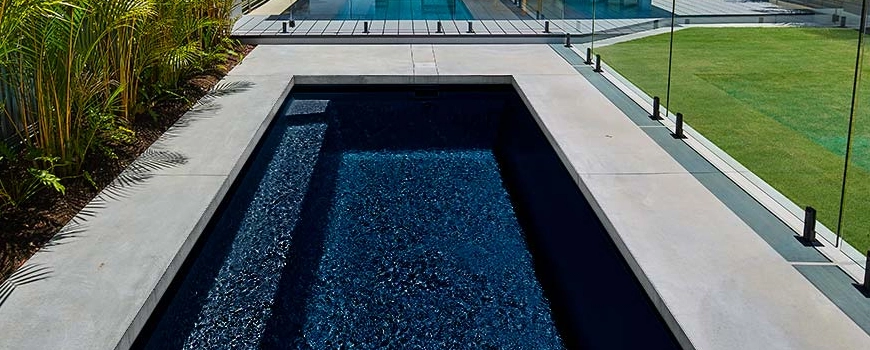 piscina de cor preta moderna