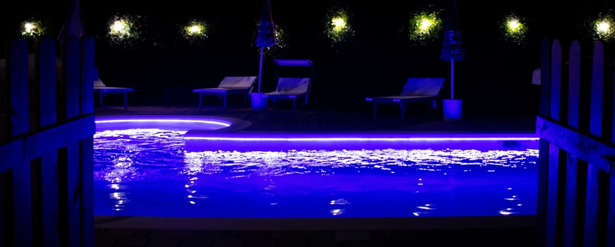 piscina com luzes á noite